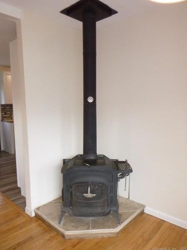 25 Basley Rd, Killingly CT 06239-2010 exterior