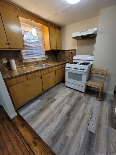 62 4th St, New Britain, CT 06051-1722