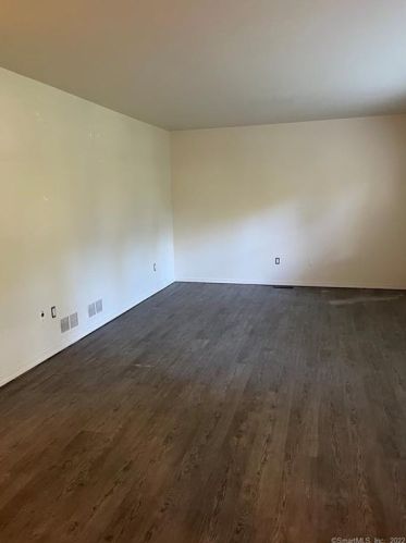 40 Carriage Dr, Milford CT 06460-7554 exterior