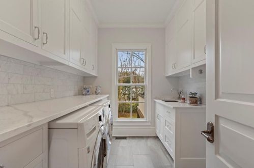 2817 Dover Rd, Atlanta GA 30327-1209 exterior