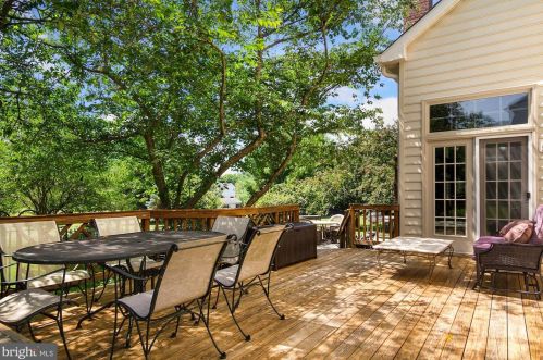 916 Brick Mnr Cir, Silver Spring MD 20905-3819 exterior