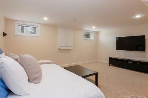 2 Deepwood Dr, Farmington CT 06032-1147 exterior