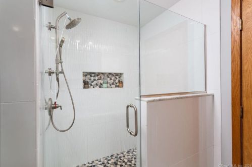 19 Green Field Ln, North Haven CT 06473-4039 exterior