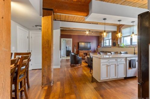 33 Mechanic St, Windsor CT  06095-2947 exterior