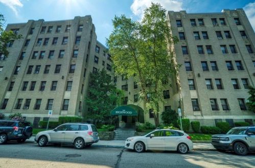 372 Highland Ave, Pittsburgh PA  15206-4273 exterior