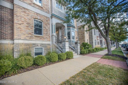 252 Clay Ave, Meskegon, MI 49440-1202