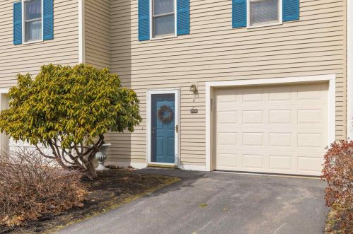 8 Fords Landing Dr, Dover, NH 03820-4552