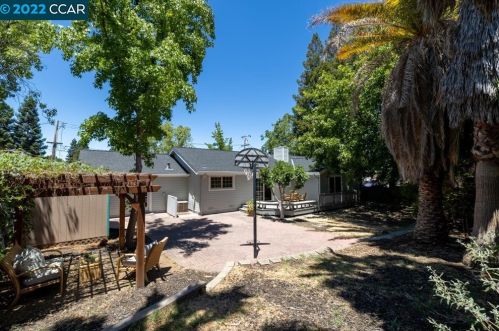 1126 Crowe Pl, Concord CA 94518-1712 exterior