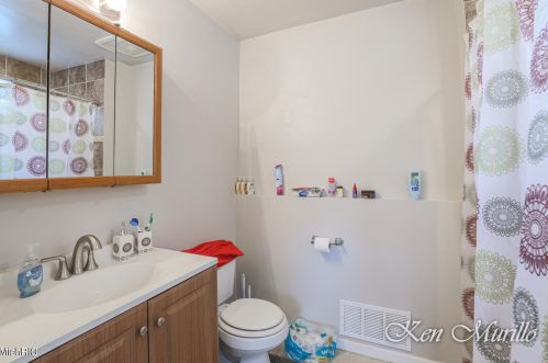 1556 Queen Ave, Grand Rapids MI 49505-4959 exterior