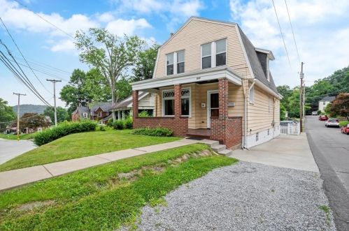 929 Main St, Moon Twp, PA 15108-1719