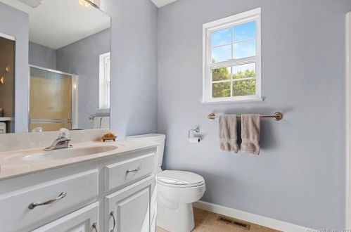 12 Canterbury Ln, Windsor CT 06095-2064 exterior