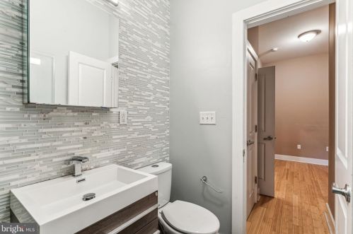 3146 Broad St, Philadelphia PA 19147-4919 exterior