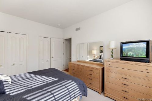 1342 Alameda Blvd, Troy MI 48085-6739 exterior