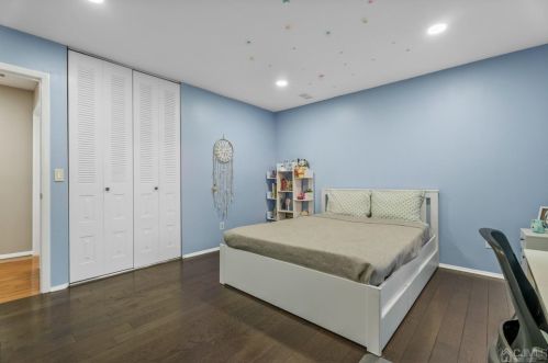 2 Thatcher Ct, Edison NJ  08820-2948 exterior