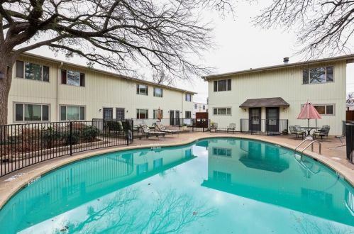 4039 Cole Ave, Dallas TX  75204-1875 exterior