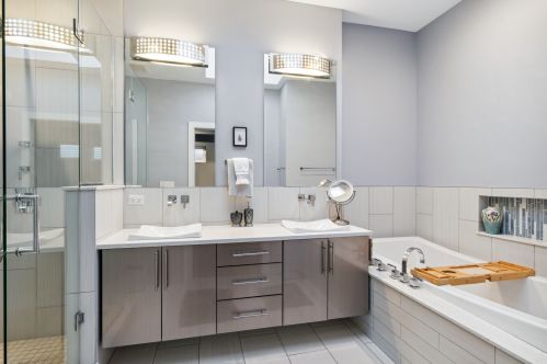 2037 Sawyer Ave, Chicago IL 60647-2703 exterior