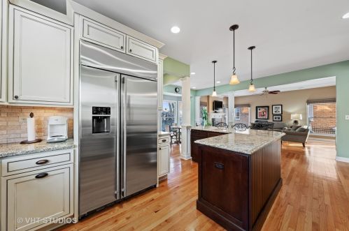 323 Kenmore Ave, Elmhurst IL 60126-3517 exterior