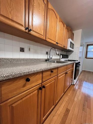 293 Huntington Ave, Bronx NY  10465-3205 exterior