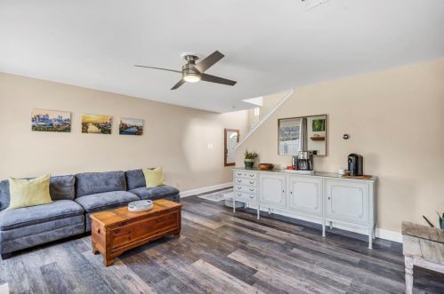 8600 Bisbee Ct, Austin TX 78745-8060 exterior