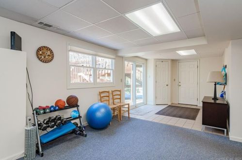 32 Crosswood Rd, Farmington CT 06032-1067 exterior