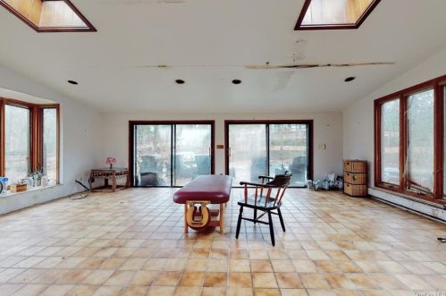 25 Sparrowbush Rd, Upper Saddle River NJ 07458-1420 exterior