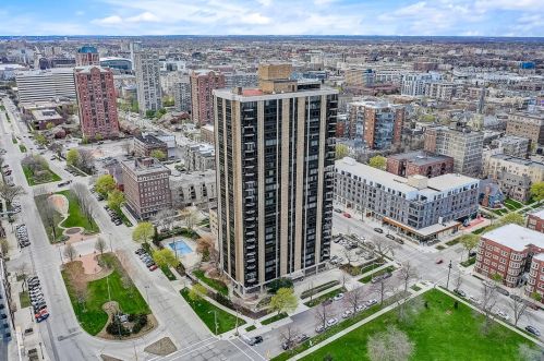 929 Astor St, Milwaukee WI  53202-3420 exterior