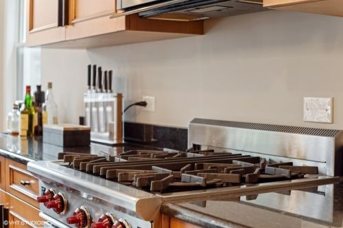 4425 Damen Ave, Chicago IL 60625-1701 exterior