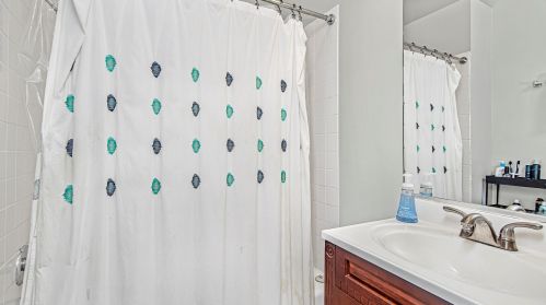 1029 Wolfram St, Chicago IL 60657-4329 exterior