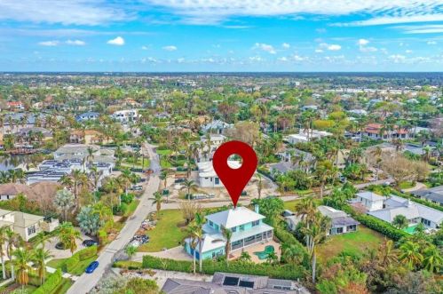 330 Hawser Ln, Naples FL 34102-5031 exterior