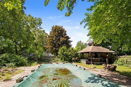 158 Center St, Windsor Locks CT 06096-2409 exterior