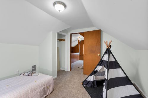 2823 Oriole Dr, Milwaukee WI 53209-4236 exterior