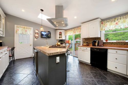 51 Harned Rd, Commack NY 11725-5104 exterior