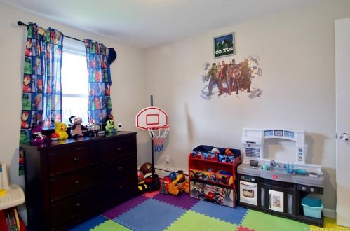 48 Spier Ave, Enfield CT 06082-4346 exterior