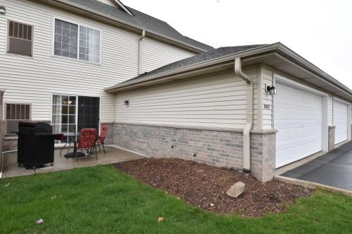 4967 Maple Leaf Cir, Milwaukee WI 53220-2780 exterior