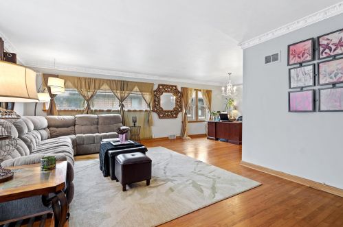 5633 Roosevelt Dr, Milwaukee, WI 53216-3153