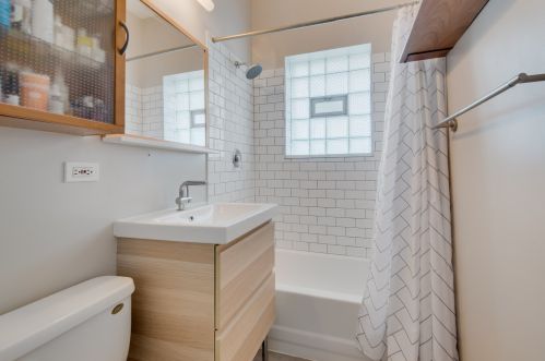 2056 Sawyer Ave, Chicago IL  60647-3708 exterior