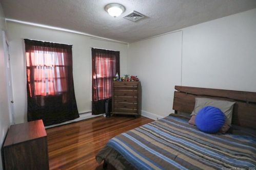 323 Oak St, New Britain CT 06051-1213 exterior