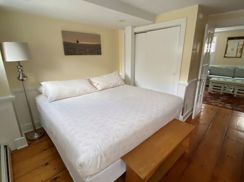 205 Spg St, Middletown RI 02840-6804 exterior