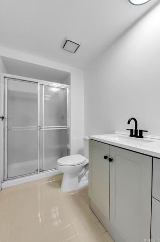 1868 Christy Ct, Rochester MI 48309-3327 exterior