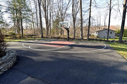 668 Ridgebury Rd, Ridgefield CT 06877-1117 exterior