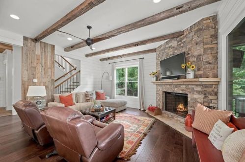 9065 Hayes Dr, Gainesville GA 30506-6206 exterior