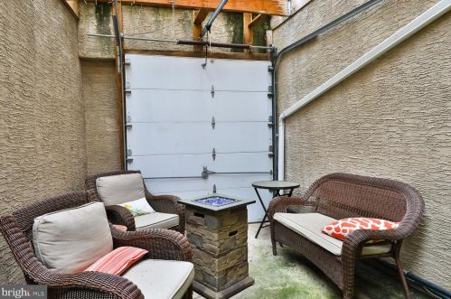 516 Carpenter St, Philadelphia PA 19147-4044 exterior