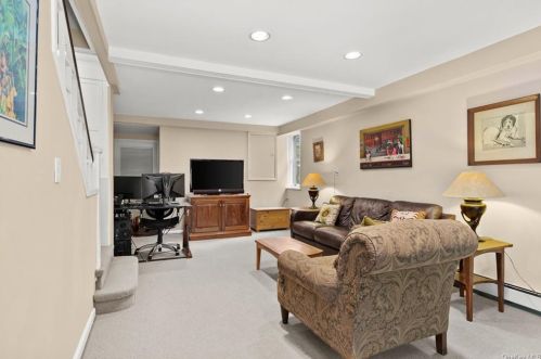 1 Elizabeth Pl, Armonk NY 10504-1428 exterior