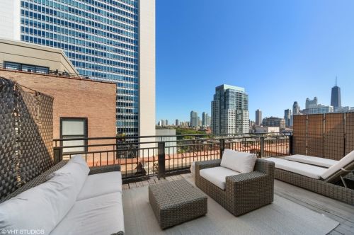 520 Huron St, Chicago IL  60654-3432 exterior