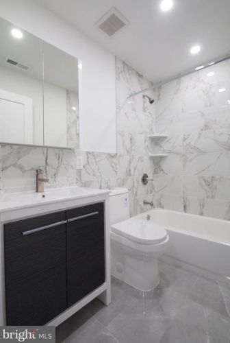 1034 Jackson St, Philadelphia PA  19148-3011 exterior