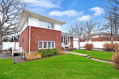 12 Genesee Dr, Commack, NY 11725-4043
