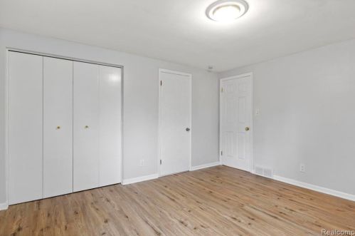 421 Beech Daly St, Dearborn Heights MI  48125-1000 exterior