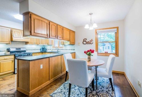 2224 Ariel St, Saint Paul MN 55109-2852 exterior