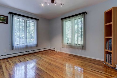 71 Euclid St, Valley Stream NY 11580-4148 exterior