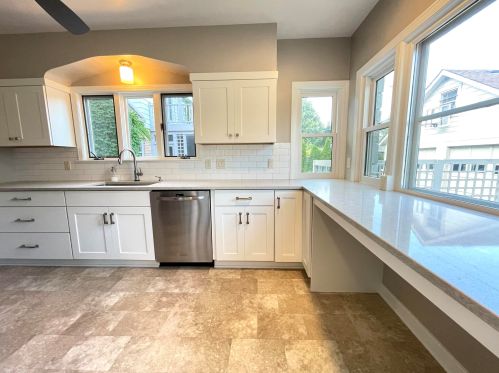 5006 Santa Monica Blvd, Milwaukee WI  53217-5534 exterior